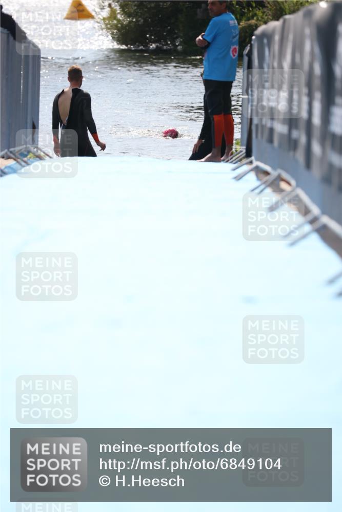 25.08.2024 - Elbe Triathlon Hamburg H.Heesch http://msf.ph/oto/6849104 25.08.2024 15:12:39 Schwimmen  meine-sportfotos.de