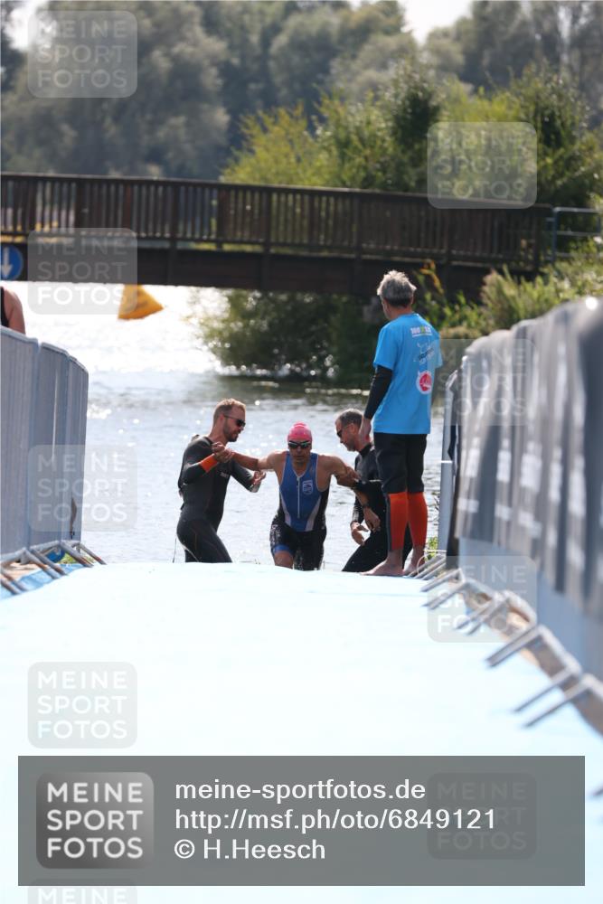 25.08.2024 - Elbe Triathlon Hamburg H.Heesch http://msf.ph/oto/6849121 25.08.2024 15:12:50 Schwimmen  meine-sportfotos.de