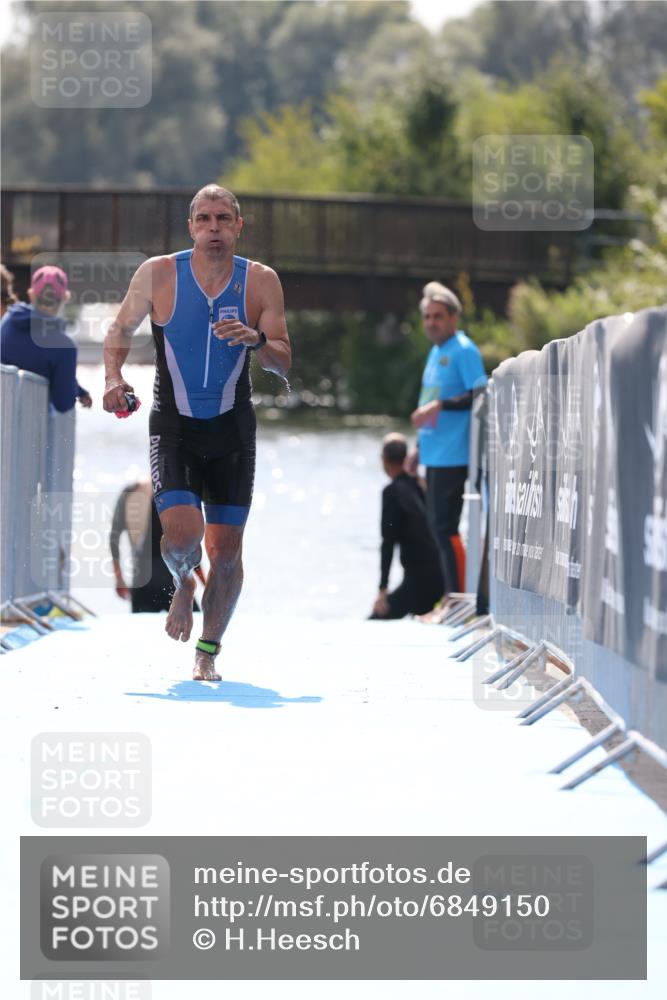 25.08.2024 - Elbe Triathlon Hamburg H.Heesch http://msf.ph/oto/6849150 25.08.2024 15:12:56 Schwimmen  meine-sportfotos.de