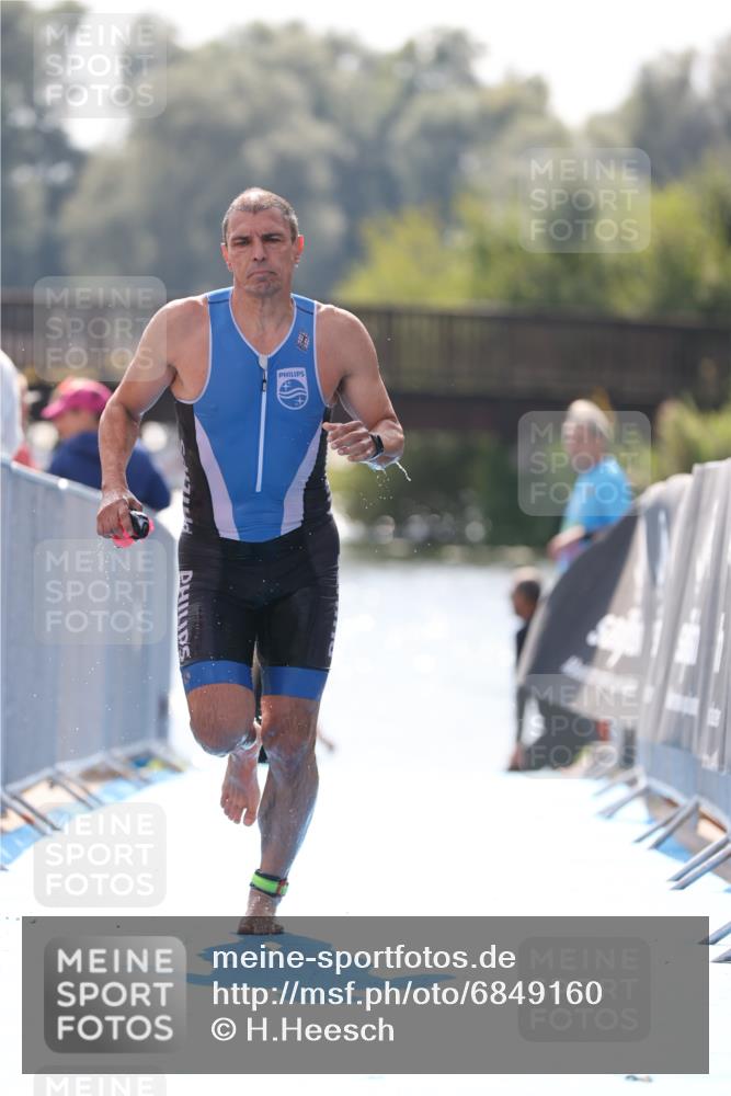 25.08.2024 - Elbe Triathlon Hamburg H.Heesch http://msf.ph/oto/6849160 25.08.2024 15:12:57 Schwimmen  meine-sportfotos.de