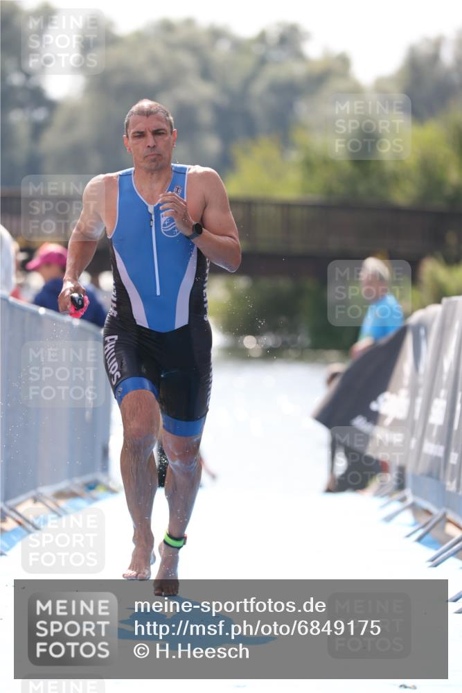 25.08.2024 - Elbe Triathlon Hamburg H.Heesch http://msf.ph/oto/6849175 25.08.2024 15:12:58 Schwimmen  meine-sportfotos.de