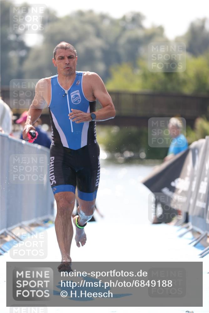 25.08.2024 - Elbe Triathlon Hamburg H.Heesch http://msf.ph/oto/6849188 25.08.2024 15:12:58 Schwimmen  meine-sportfotos.de