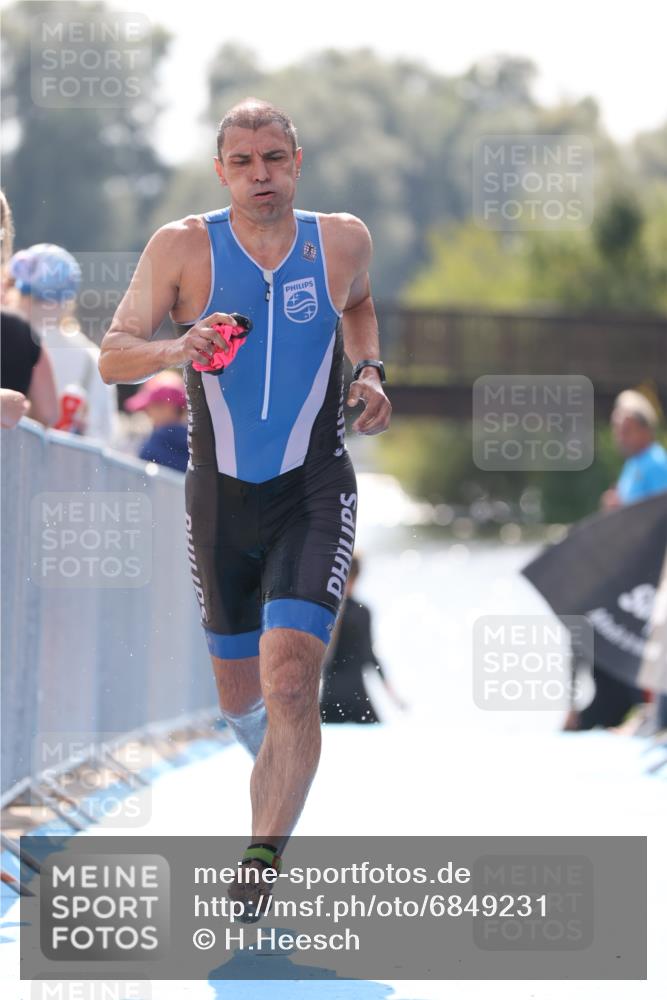 25.08.2024 - Elbe Triathlon Hamburg H.Heesch http://msf.ph/oto/6849231 25.08.2024 15:12:58 Schwimmen  meine-sportfotos.de