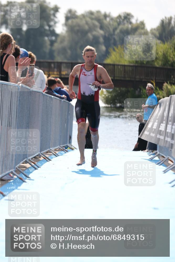 25.08.2024 - Elbe Triathlon Hamburg H.Heesch http://msf.ph/oto/6849315 25.08.2024 15:13:16 Schwimmen  meine-sportfotos.de