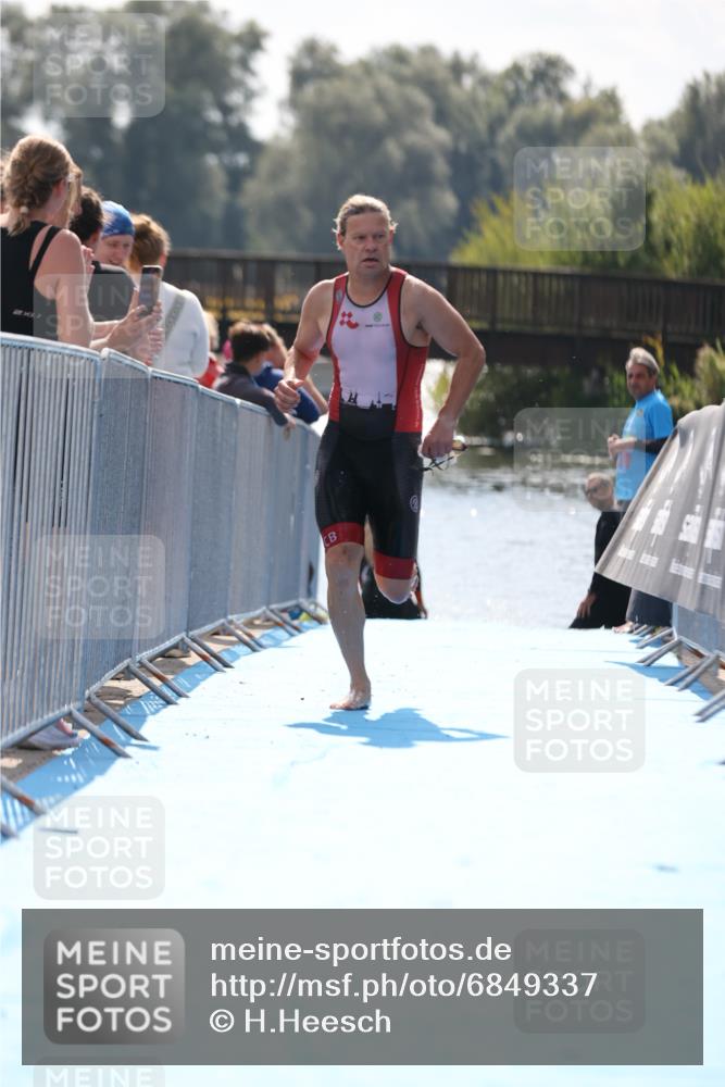 25.08.2024 - Elbe Triathlon Hamburg H.Heesch http://msf.ph/oto/6849337 25.08.2024 15:13:17 Schwimmen  meine-sportfotos.de