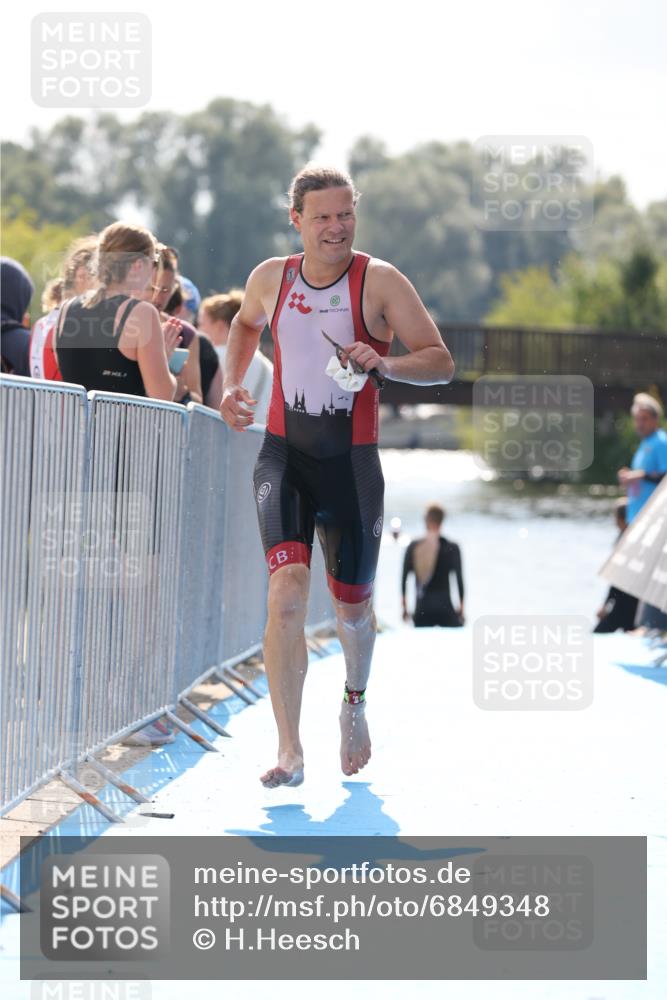 25.08.2024 - Elbe Triathlon Hamburg H.Heesch http://msf.ph/oto/6849348 25.08.2024 15:13:18 Schwimmen  meine-sportfotos.de