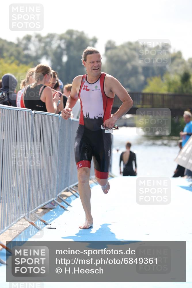 25.08.2024 - Elbe Triathlon Hamburg H.Heesch http://msf.ph/oto/6849361 25.08.2024 15:13:18 Schwimmen  meine-sportfotos.de