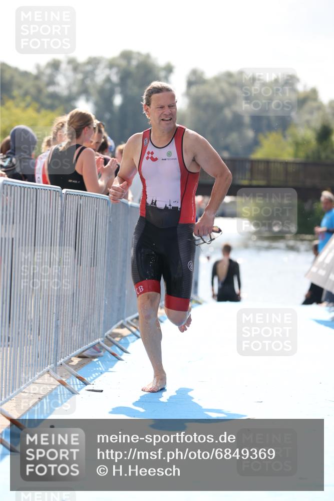 25.08.2024 - Elbe Triathlon Hamburg H.Heesch http://msf.ph/oto/6849369 25.08.2024 15:13:18 Schwimmen  meine-sportfotos.de