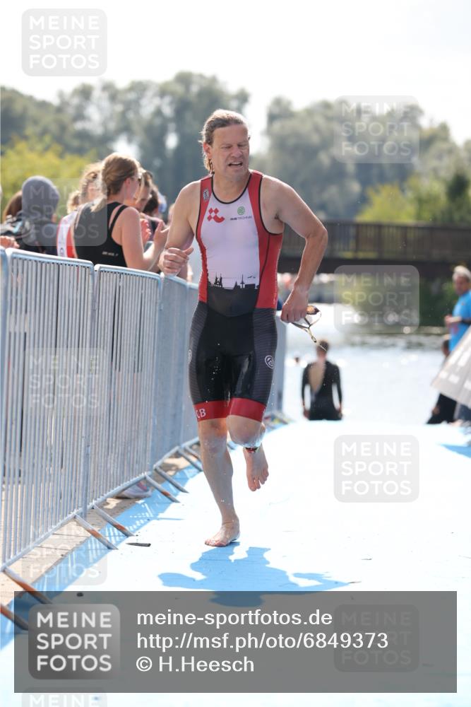 25.08.2024 - Elbe Triathlon Hamburg H.Heesch http://msf.ph/oto/6849373 25.08.2024 15:13:18 Schwimmen  meine-sportfotos.de