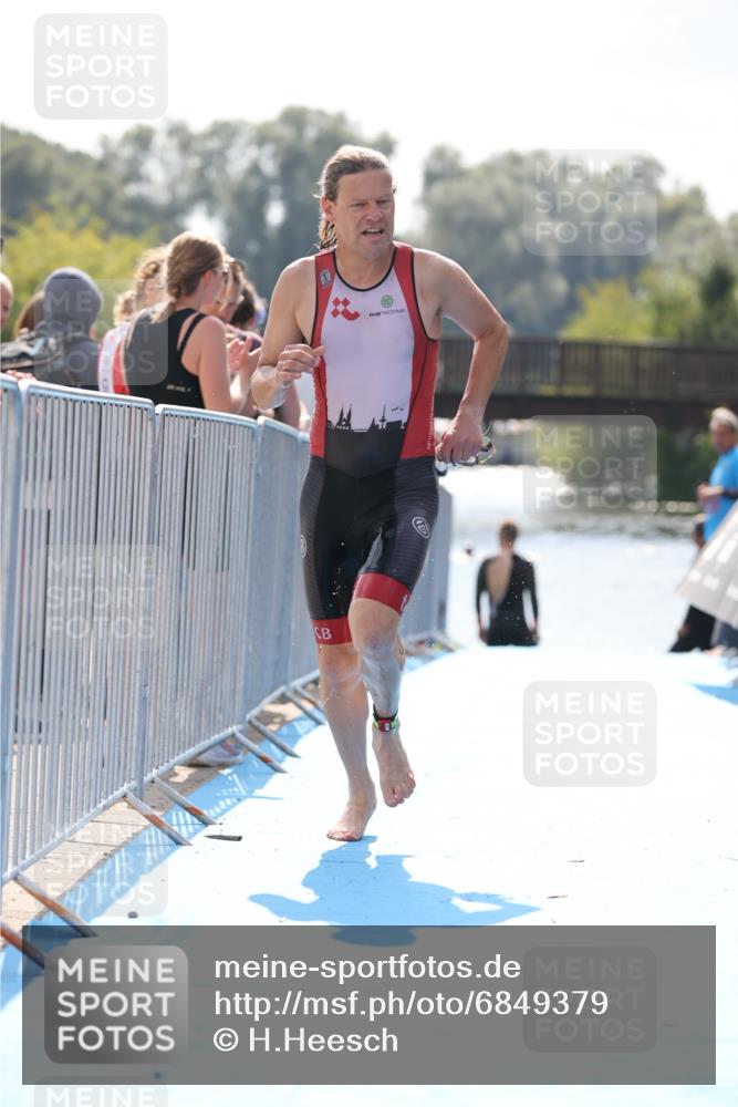 25.08.2024 - Elbe Triathlon Hamburg H.Heesch http://msf.ph/oto/6849379 25.08.2024 15:13:18 Schwimmen  meine-sportfotos.de