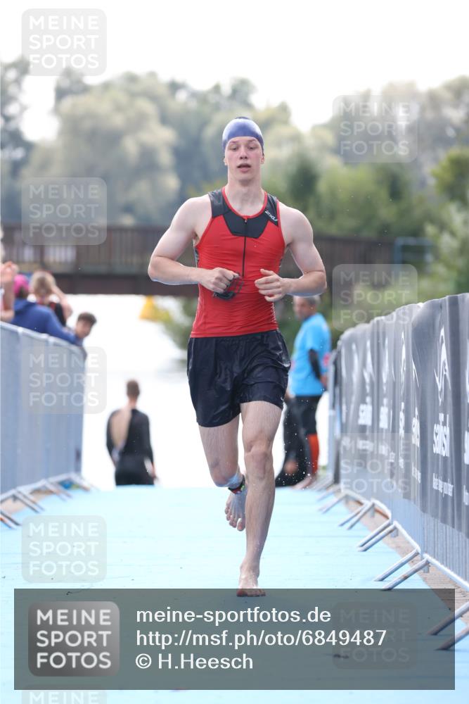 25.08.2024 - Elbe Triathlon Hamburg H.Heesch http://msf.ph/oto/6849487 25.08.2024 15:14:01 Schwimmen  meine-sportfotos.de