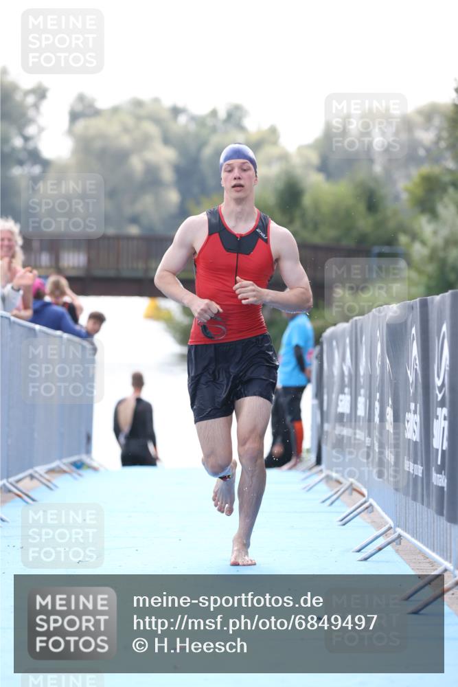 25.08.2024 - Elbe Triathlon Hamburg H.Heesch http://msf.ph/oto/6849497 25.08.2024 15:14:01 Schwimmen  meine-sportfotos.de