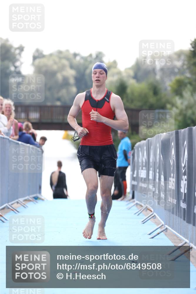 25.08.2024 - Elbe Triathlon Hamburg H.Heesch http://msf.ph/oto/6849508 25.08.2024 15:14:01 Schwimmen  meine-sportfotos.de
