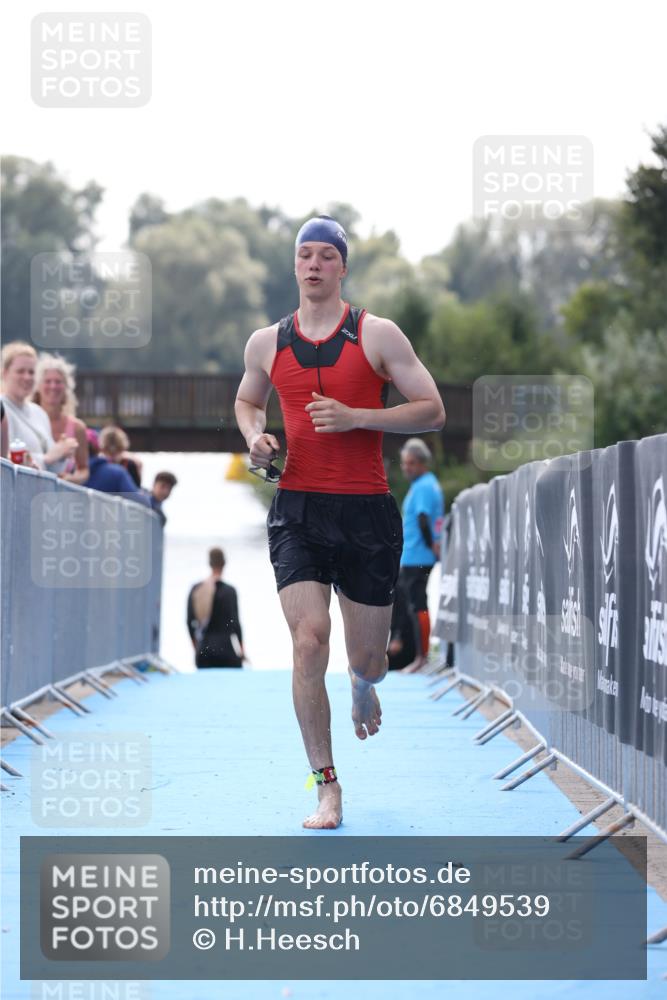 25.08.2024 - Elbe Triathlon Hamburg H.Heesch http://msf.ph/oto/6849539 25.08.2024 15:14:01 Schwimmen  meine-sportfotos.de