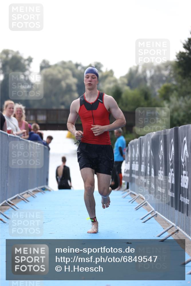 25.08.2024 - Elbe Triathlon Hamburg H.Heesch http://msf.ph/oto/6849547 25.08.2024 15:14:01 Schwimmen  meine-sportfotos.de