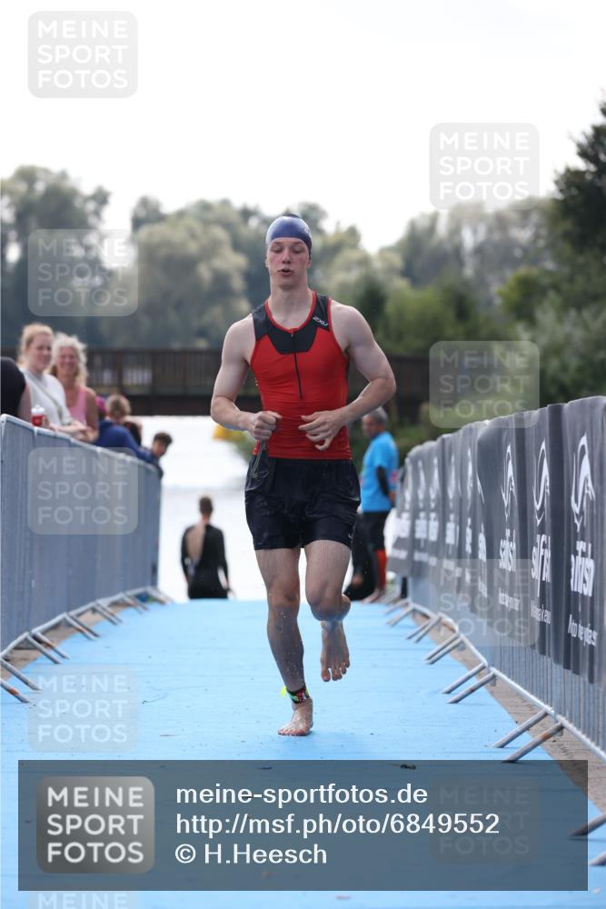 25.08.2024 - Elbe Triathlon Hamburg H.Heesch http://msf.ph/oto/6849552 25.08.2024 15:14:01 Schwimmen  meine-sportfotos.de
