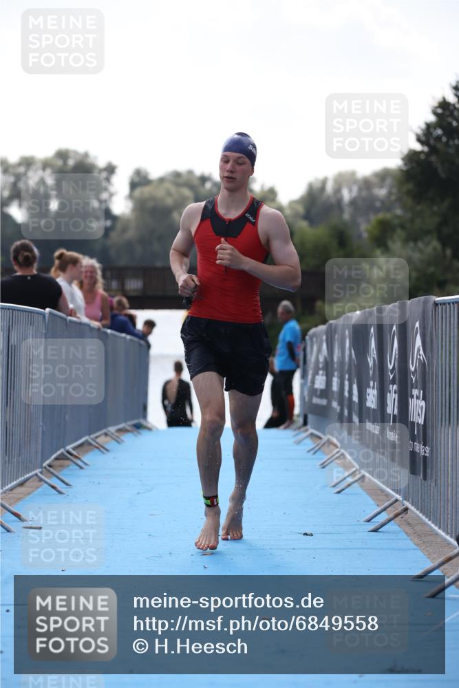 25.08.2024 - Elbe Triathlon Hamburg H.Heesch http://msf.ph/oto/6849558 25.08.2024 15:14:02 Schwimmen  meine-sportfotos.de