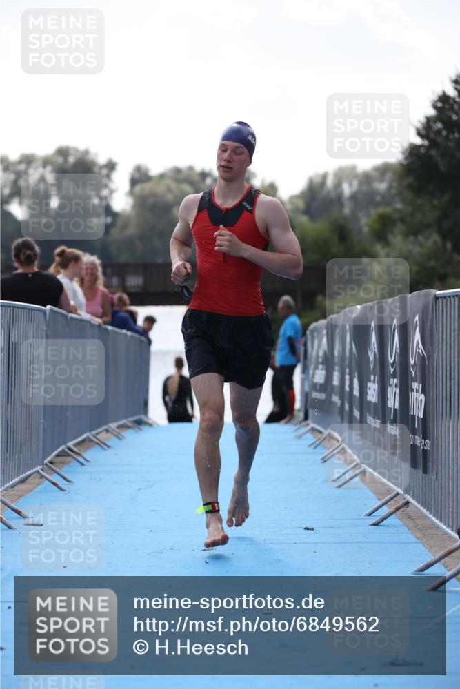 25.08.2024 - Elbe Triathlon Hamburg H.Heesch http://msf.ph/oto/6849562 25.08.2024 15:14:02 Schwimmen  meine-sportfotos.de