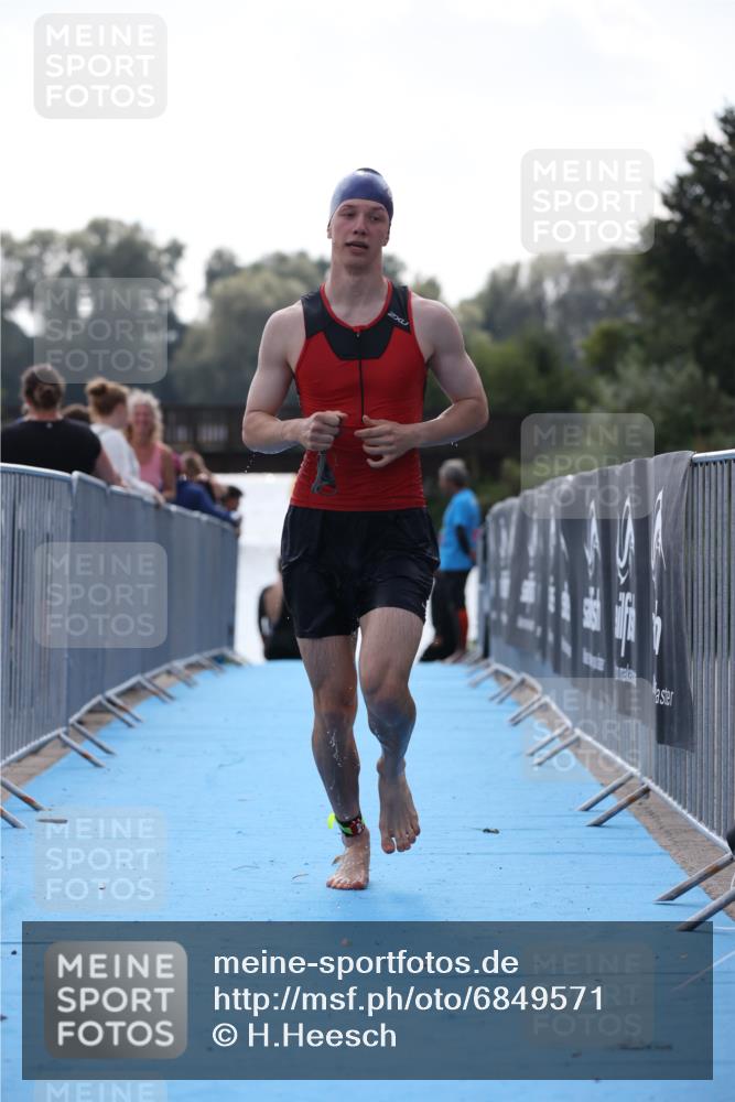 25.08.2024 - Elbe Triathlon Hamburg H.Heesch http://msf.ph/oto/6849571 25.08.2024 15:14:02 Schwimmen  meine-sportfotos.de