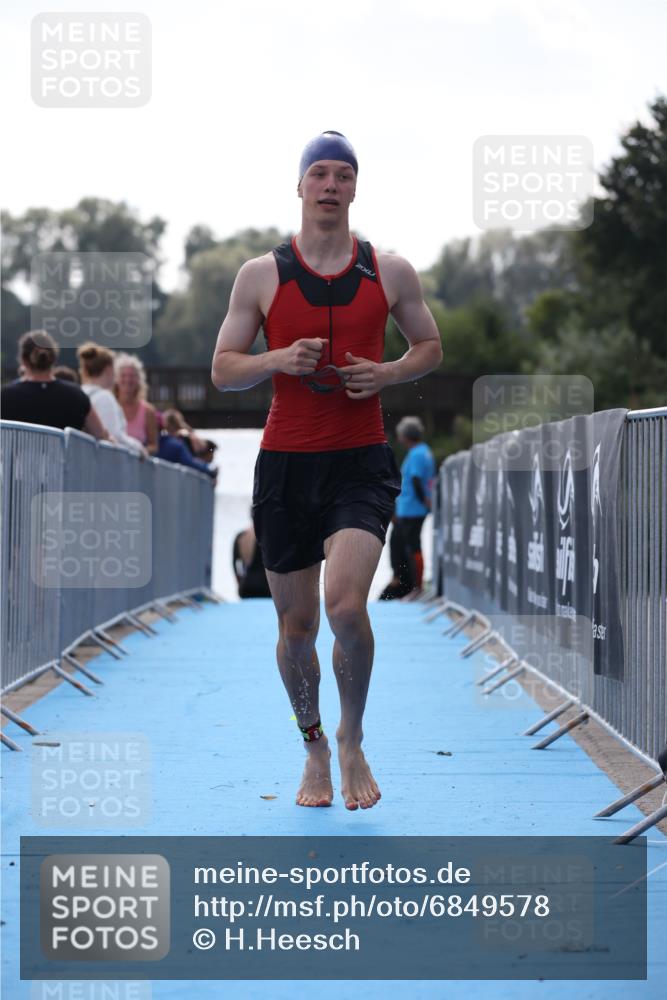 25.08.2024 - Elbe Triathlon Hamburg H.Heesch http://msf.ph/oto/6849578 25.08.2024 15:14:02 Schwimmen  meine-sportfotos.de
