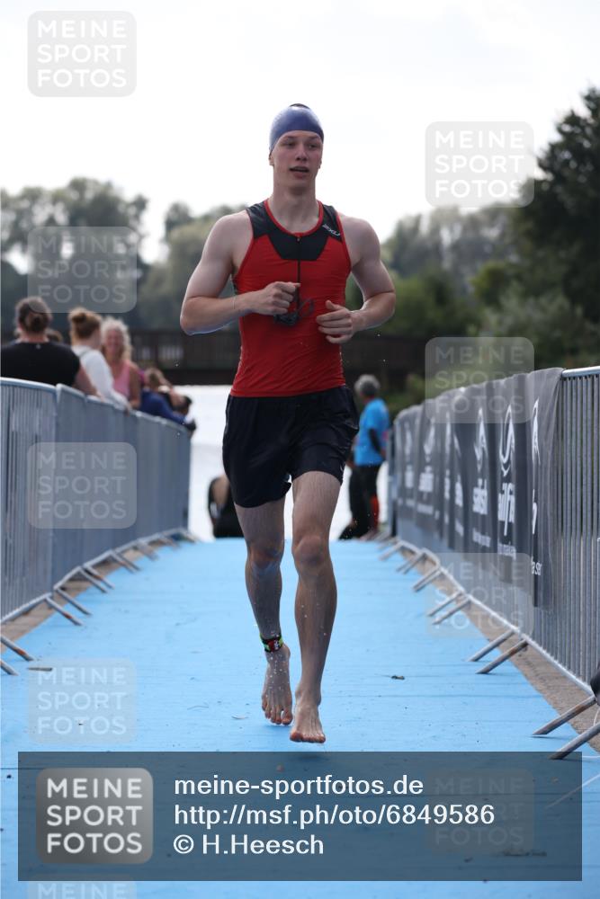 25.08.2024 - Elbe Triathlon Hamburg H.Heesch http://msf.ph/oto/6849586 25.08.2024 15:14:02 Schwimmen  meine-sportfotos.de