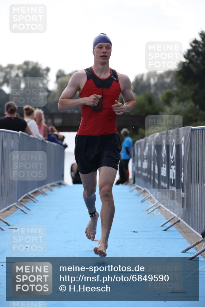25.08.2024 - Elbe Triathlon Hamburg H.Heesch http://msf.ph/oto/6849590 25.08.2024 15:14:02 Schwimmen  meine-sportfotos.de