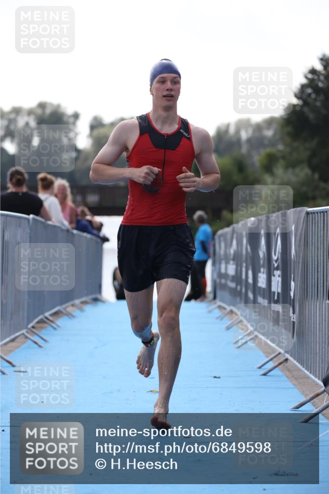 25.08.2024 - Elbe Triathlon Hamburg H.Heesch http://msf.ph/oto/6849598 25.08.2024 15:14:02 Schwimmen  meine-sportfotos.de