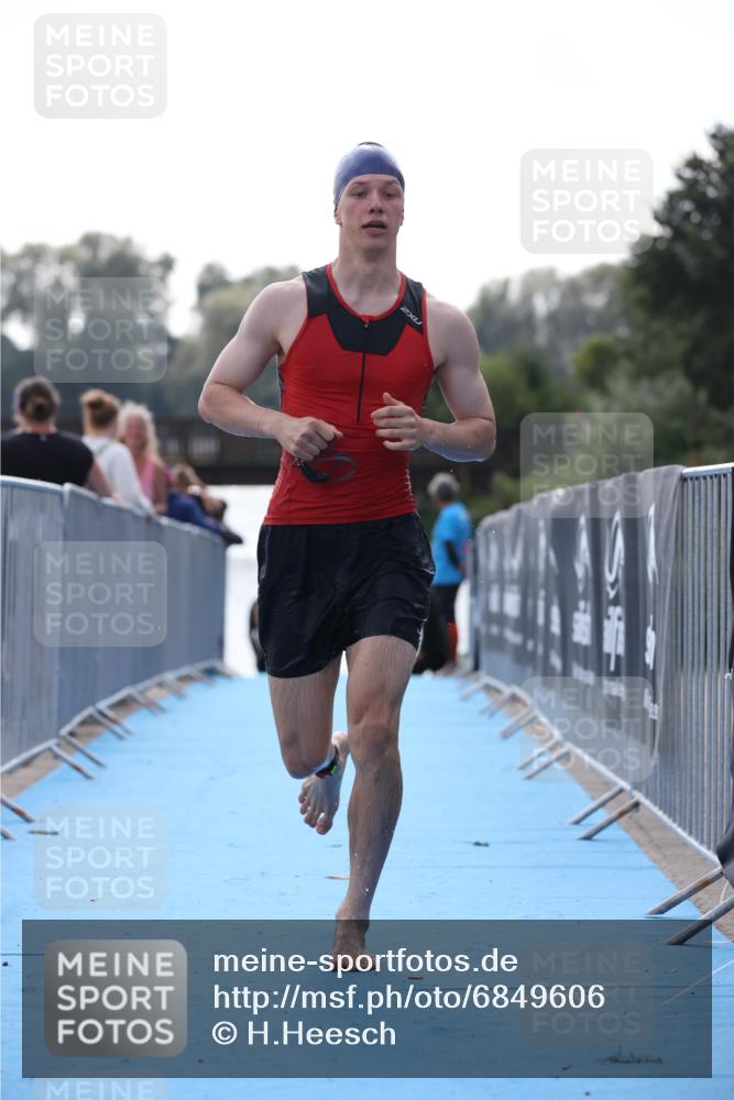 25.08.2024 - Elbe Triathlon Hamburg H.Heesch http://msf.ph/oto/6849606 25.08.2024 15:14:02 Schwimmen  meine-sportfotos.de