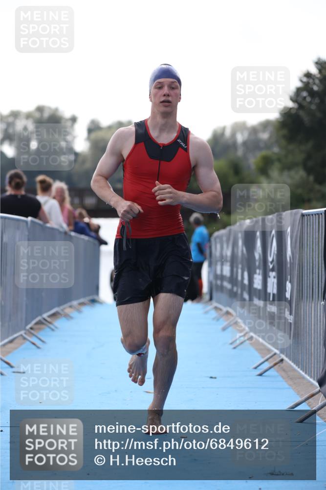 25.08.2024 - Elbe Triathlon Hamburg H.Heesch http://msf.ph/oto/6849612 25.08.2024 15:14:02 Schwimmen  meine-sportfotos.de