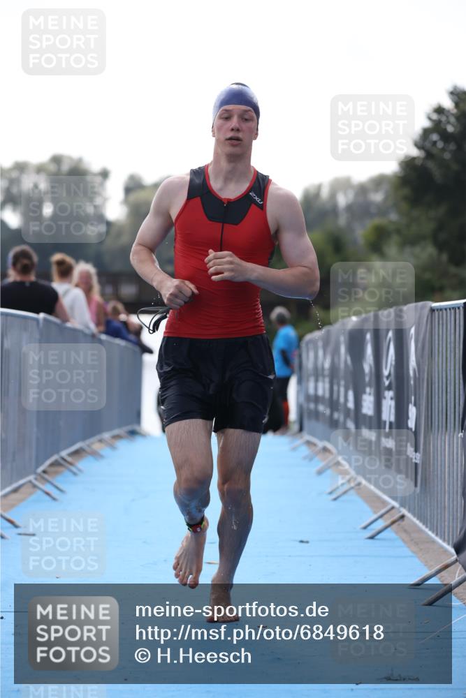 25.08.2024 - Elbe Triathlon Hamburg H.Heesch http://msf.ph/oto/6849618 25.08.2024 15:14:02 Schwimmen  meine-sportfotos.de