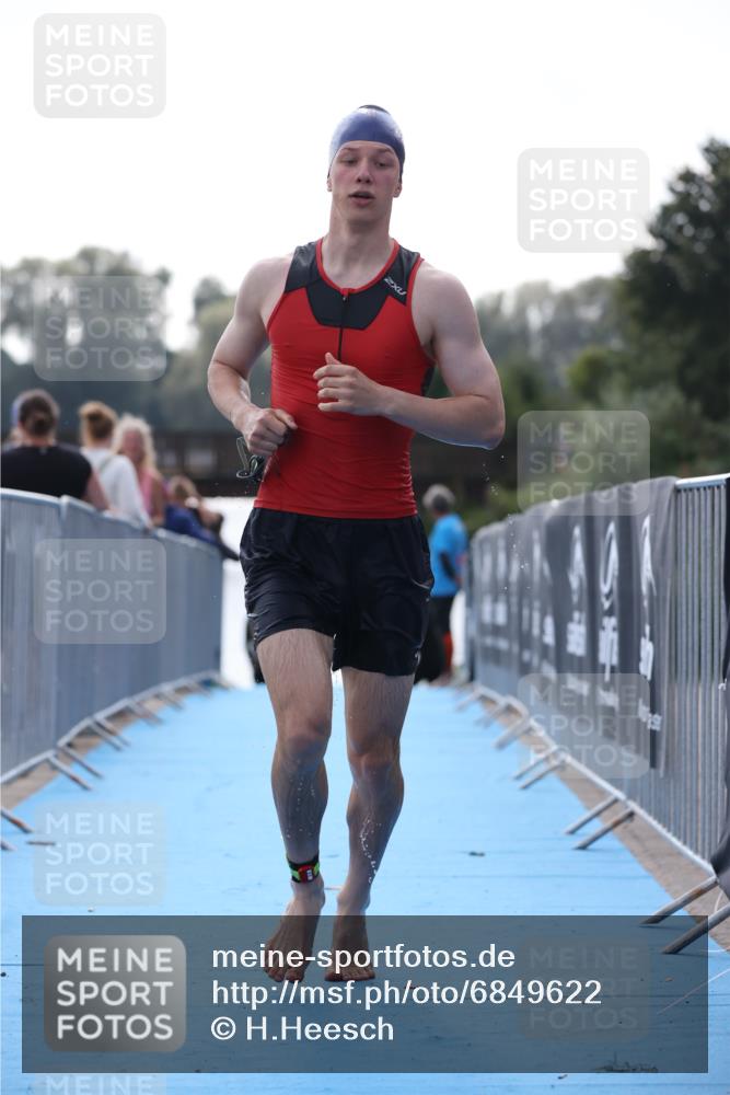 25.08.2024 - Elbe Triathlon Hamburg H.Heesch http://msf.ph/oto/6849622 25.08.2024 15:14:02 Schwimmen  meine-sportfotos.de