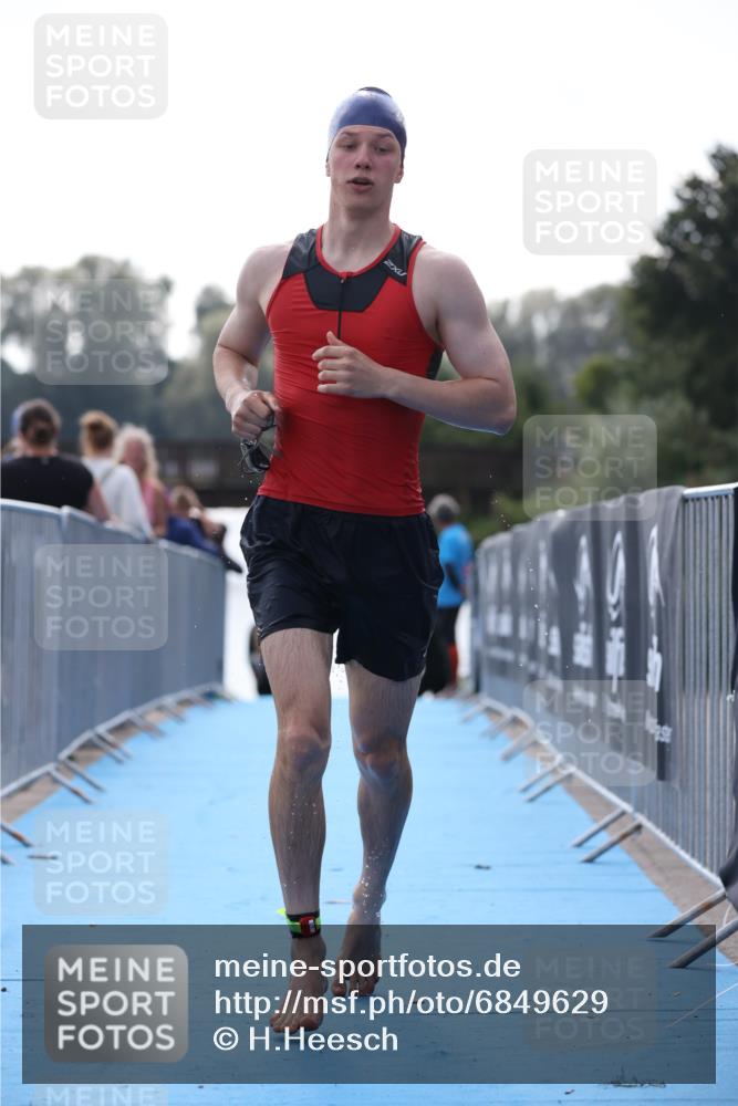 25.08.2024 - Elbe Triathlon Hamburg H.Heesch http://msf.ph/oto/6849629 25.08.2024 15:14:02 Schwimmen  meine-sportfotos.de