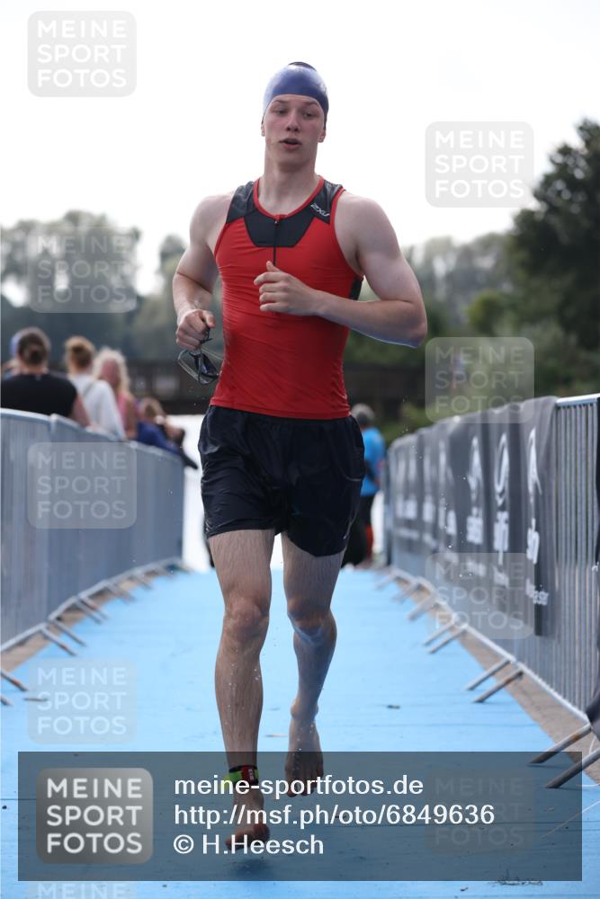 25.08.2024 - Elbe Triathlon Hamburg H.Heesch http://msf.ph/oto/6849636 25.08.2024 15:14:02 Schwimmen  meine-sportfotos.de