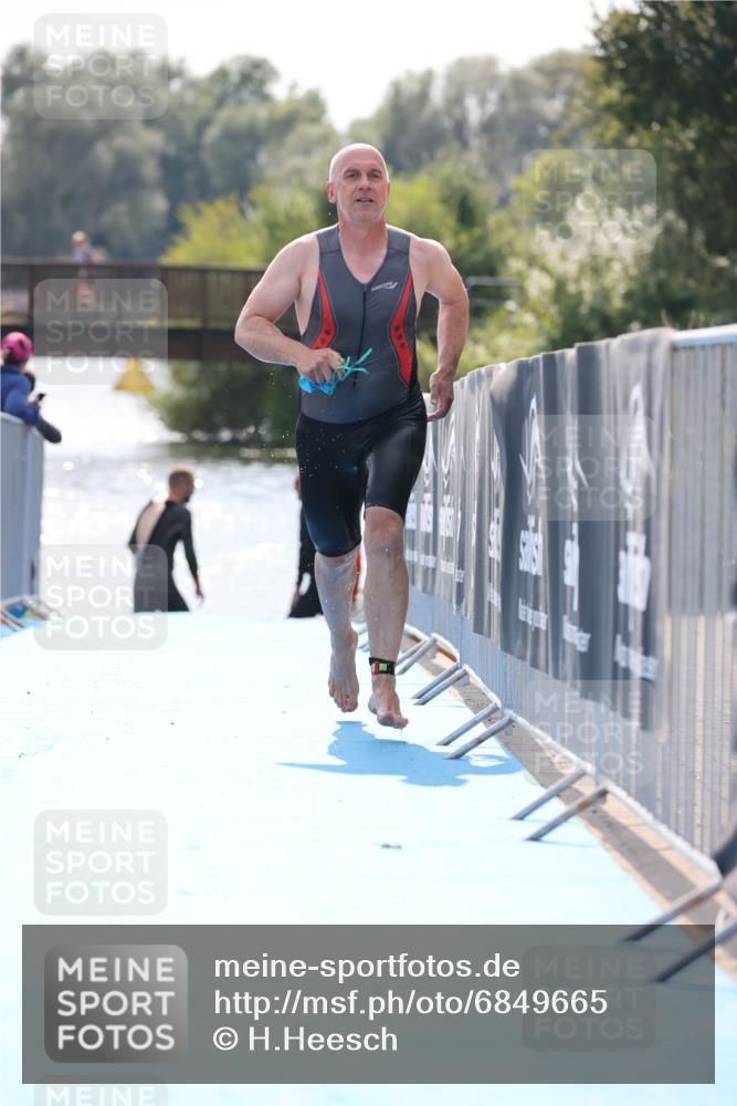 25.08.2024 - Elbe Triathlon Hamburg H.Heesch http://msf.ph/oto/6849665 25.08.2024 15:16:01 Schwimmen  meine-sportfotos.de