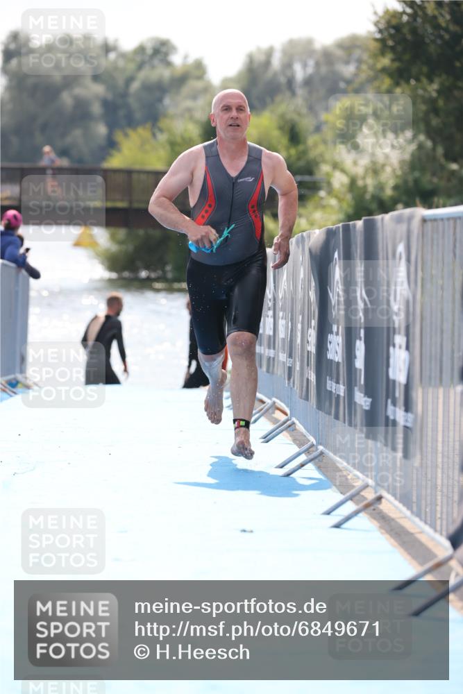 25.08.2024 - Elbe Triathlon Hamburg H.Heesch http://msf.ph/oto/6849671 25.08.2024 15:16:01 Schwimmen  meine-sportfotos.de