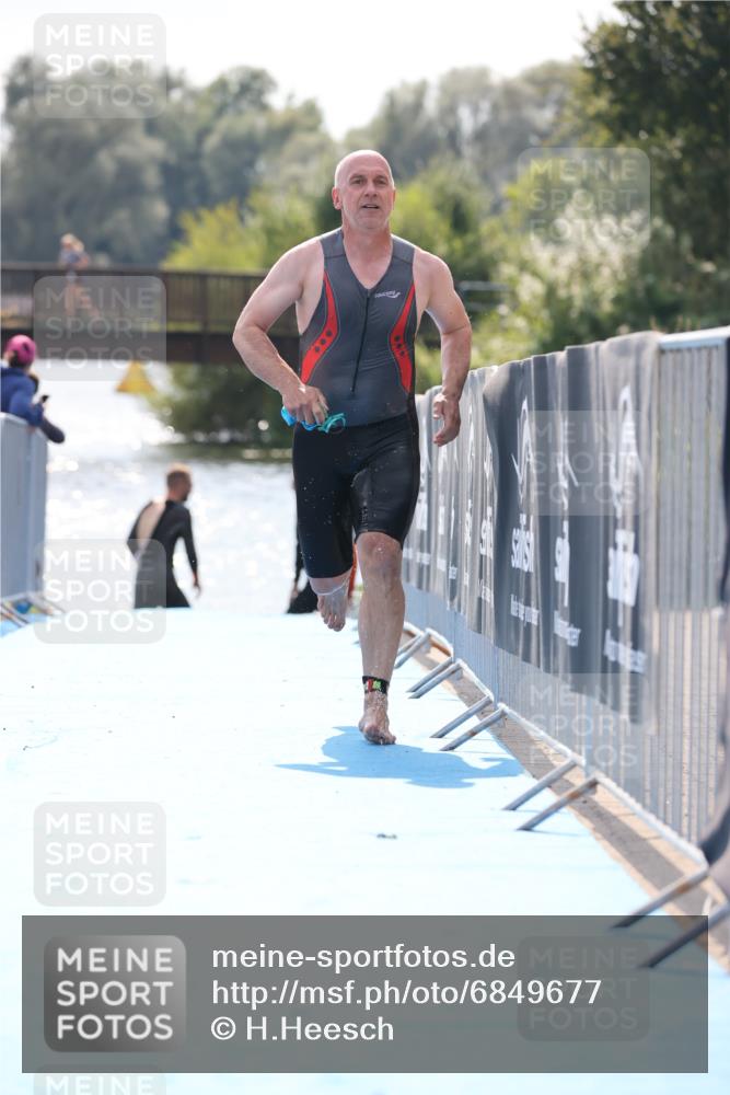 25.08.2024 - Elbe Triathlon Hamburg H.Heesch http://msf.ph/oto/6849677 25.08.2024 15:16:01 Schwimmen  meine-sportfotos.de