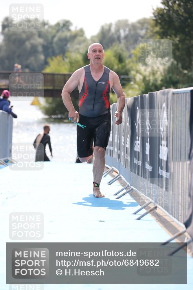 25.08.2024 - Elbe Triathlon Hamburg H.Heesch http://msf.ph/oto/6849682 25.08.2024 15:16:01 Schwimmen  meine-sportfotos.de