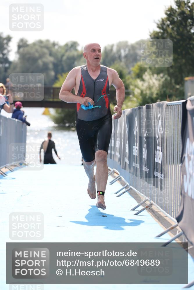25.08.2024 - Elbe Triathlon Hamburg H.Heesch http://msf.ph/oto/6849689 25.08.2024 15:16:01 Schwimmen  meine-sportfotos.de