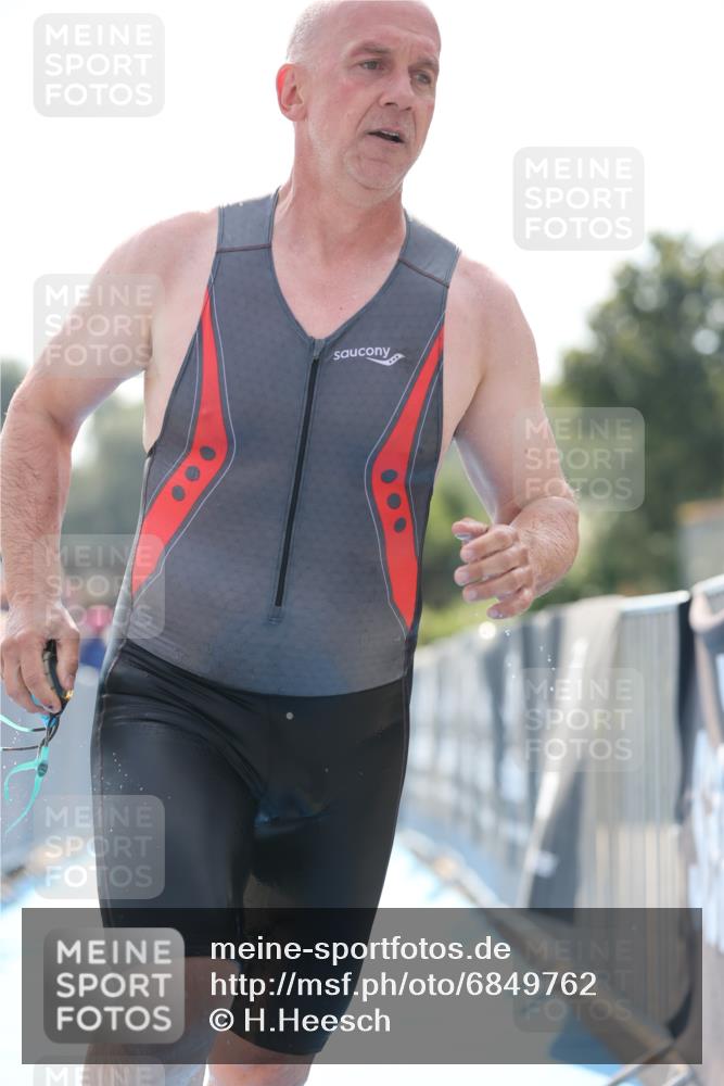25.08.2024 - Elbe Triathlon Hamburg H.Heesch http://msf.ph/oto/6849762 25.08.2024 15:16:03 Schwimmen  meine-sportfotos.de