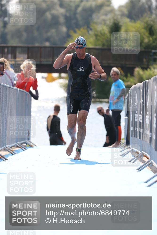 25.08.2024 - Elbe Triathlon Hamburg H.Heesch http://msf.ph/oto/6849774 25.08.2024 15:16:32 Schwimmen  meine-sportfotos.de