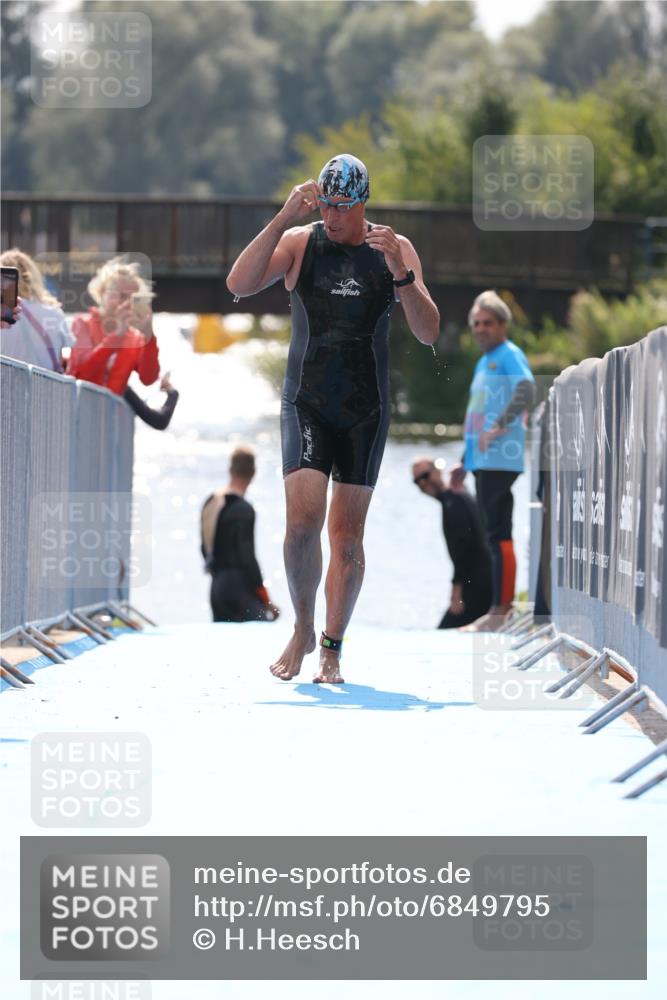 25.08.2024 - Elbe Triathlon Hamburg H.Heesch http://msf.ph/oto/6849795 25.08.2024 15:16:32 Schwimmen  meine-sportfotos.de