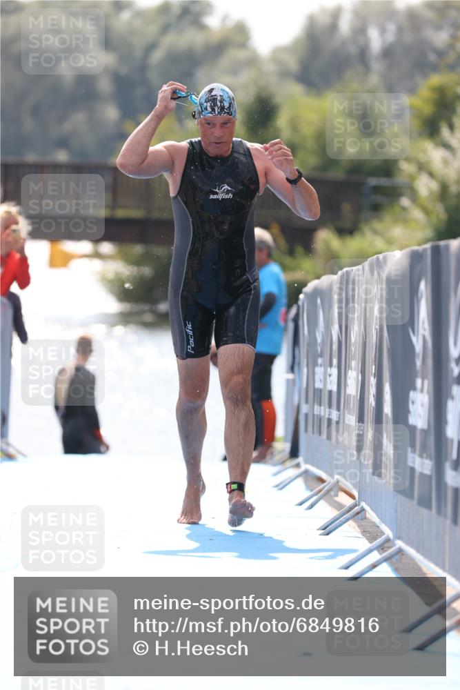 25.08.2024 - Elbe Triathlon Hamburg H.Heesch http://msf.ph/oto/6849816 25.08.2024 15:16:33 Schwimmen  meine-sportfotos.de