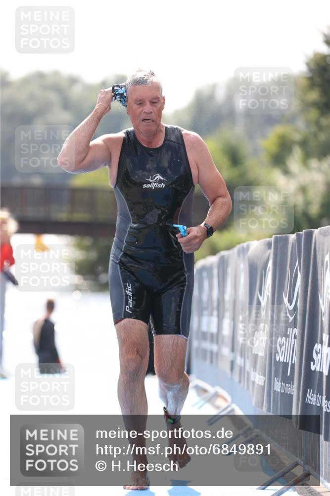 25.08.2024 - Elbe Triathlon Hamburg H.Heesch http://msf.ph/oto/6849891 25.08.2024 15:16:35 Schwimmen  meine-sportfotos.de