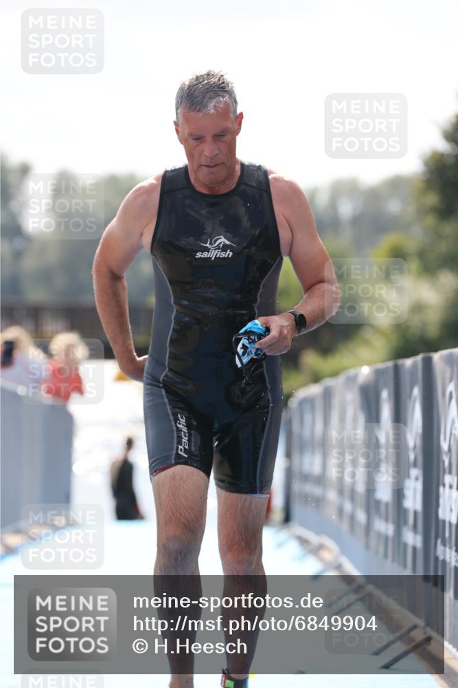 25.08.2024 - Elbe Triathlon Hamburg H.Heesch http://msf.ph/oto/6849904 25.08.2024 15:16:36 Schwimmen  meine-sportfotos.de
