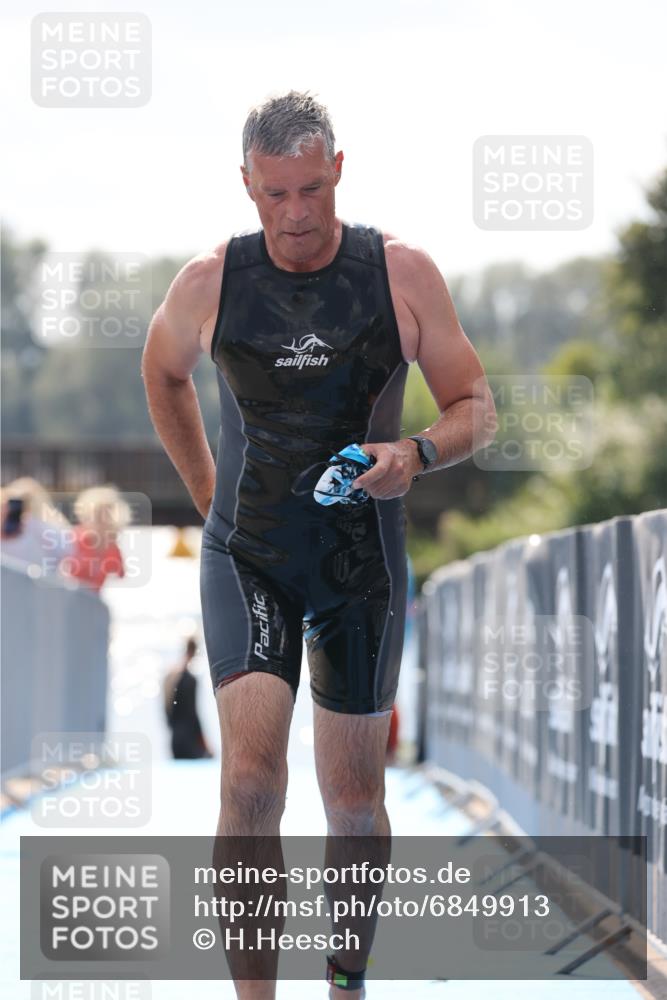 25.08.2024 - Elbe Triathlon Hamburg H.Heesch http://msf.ph/oto/6849913 25.08.2024 15:16:36 Schwimmen  meine-sportfotos.de