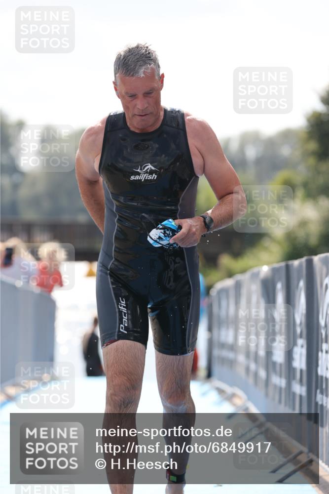 25.08.2024 - Elbe Triathlon Hamburg H.Heesch http://msf.ph/oto/6849917 25.08.2024 15:16:36 Schwimmen  meine-sportfotos.de