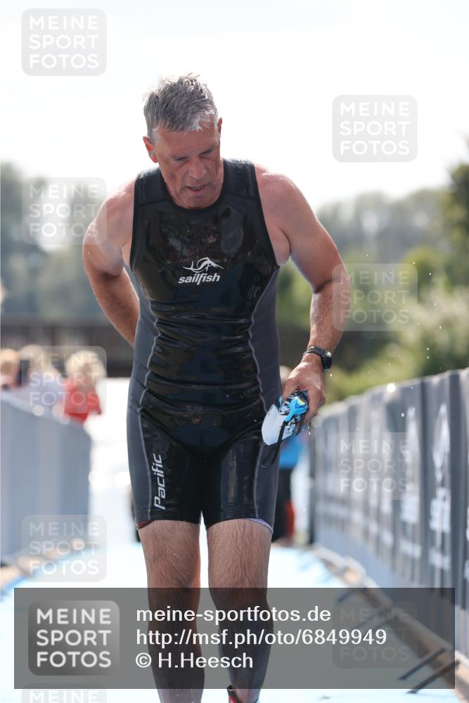 25.08.2024 - Elbe Triathlon Hamburg H.Heesch http://msf.ph/oto/6849949 25.08.2024 15:16:36 Schwimmen  meine-sportfotos.de