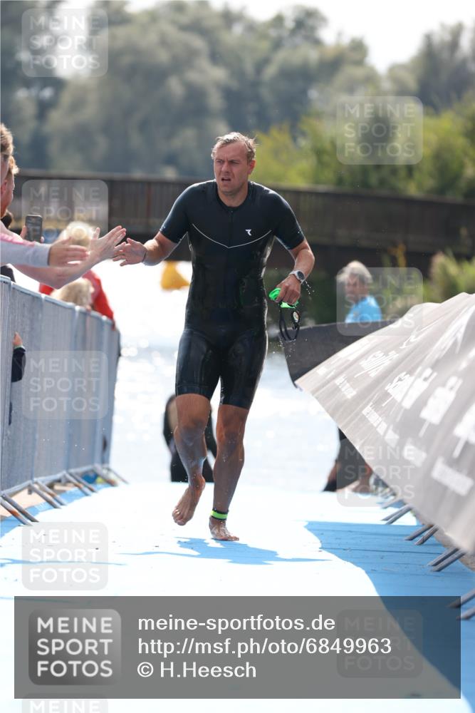 25.08.2024 - Elbe Triathlon Hamburg H.Heesch http://msf.ph/oto/6849963 25.08.2024 15:17:24 Schwimmen  meine-sportfotos.de