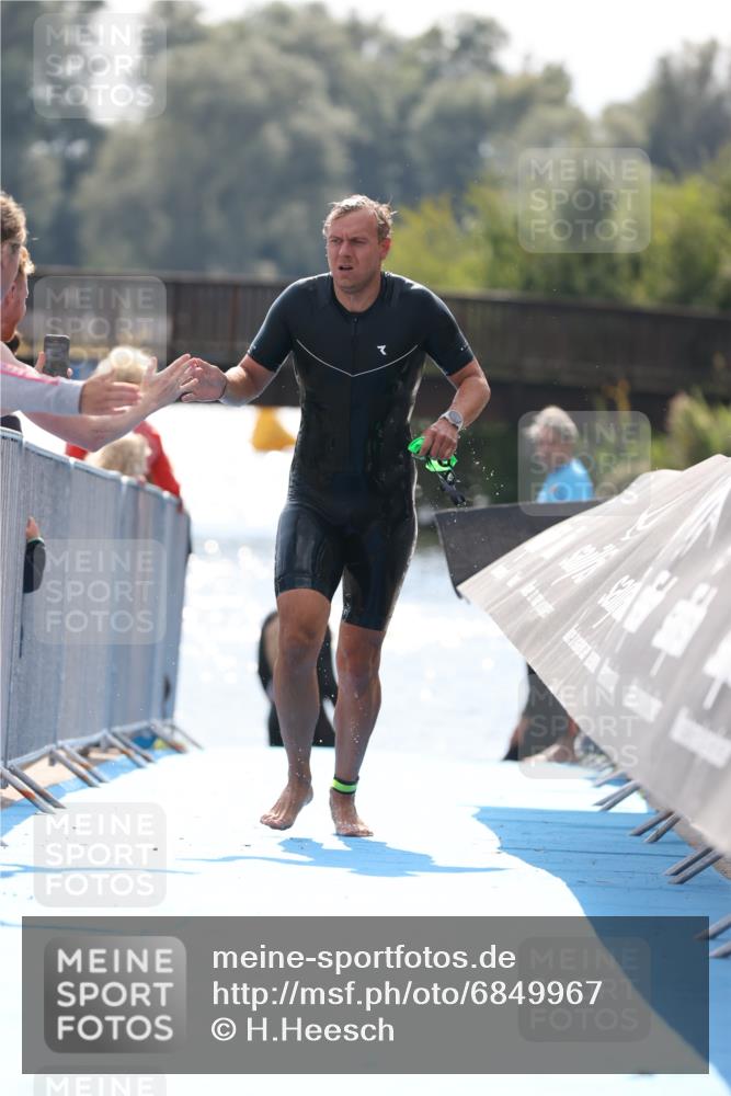 25.08.2024 - Elbe Triathlon Hamburg H.Heesch http://msf.ph/oto/6849967 25.08.2024 15:17:24 Schwimmen  meine-sportfotos.de