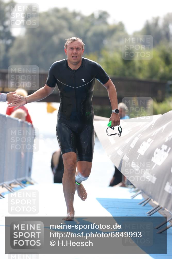 25.08.2024 - Elbe Triathlon Hamburg H.Heesch http://msf.ph/oto/6849993 25.08.2024 15:17:25 Schwimmen  meine-sportfotos.de